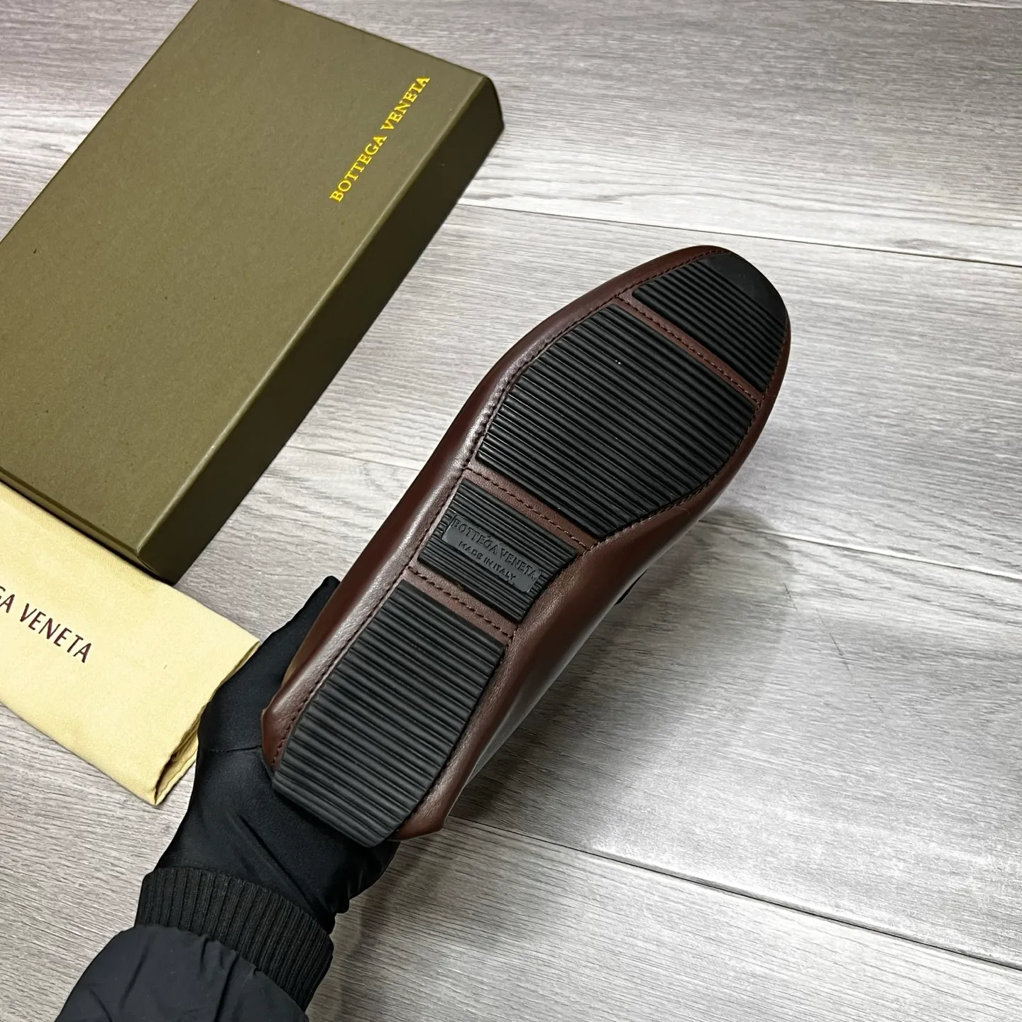 Factory price 480 BV 〰️Purely handmade classic men's beanie shoes👉👉driving shoes, slip-on shoes, made of imported cowhide from Italy, 💕water-dyed cowhide lining, 🔊original outsole, waterproof platform design, comfortable on the feet. A good choice for traveling and driving, two colors available, code number: 38-44, (45 can be customized)